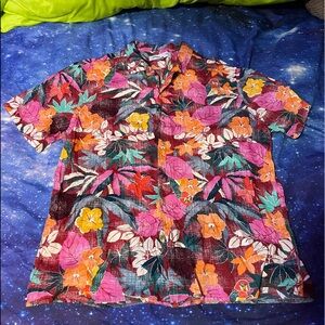 NWOT!!! Men’s Hawaiian Print Button-up Short sleeve shirt - size XL (slim) 🔥